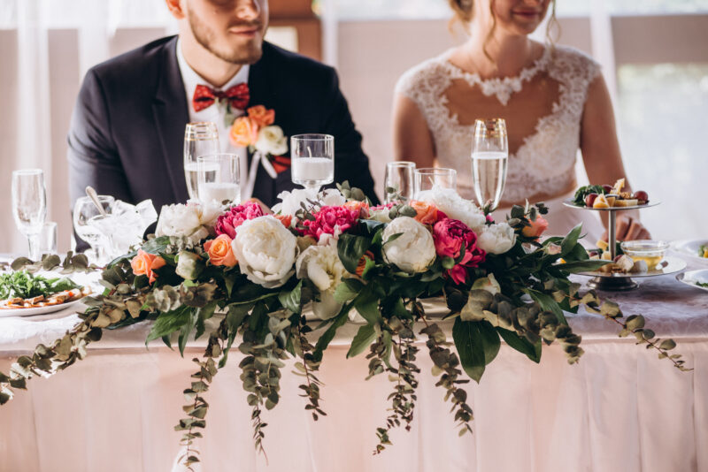A weding arrangement with beautifoul colorful flowers.